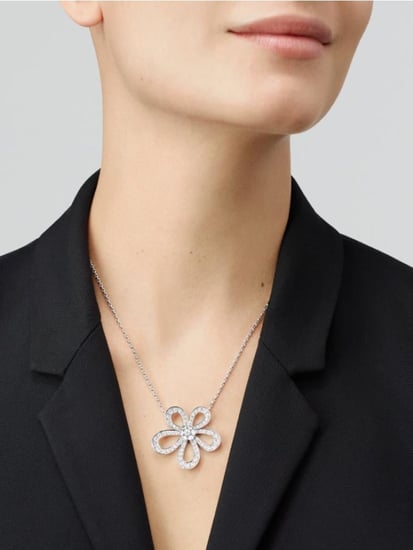 Flowerlace pendant necklace Van Cleef قلادة فان كليف
