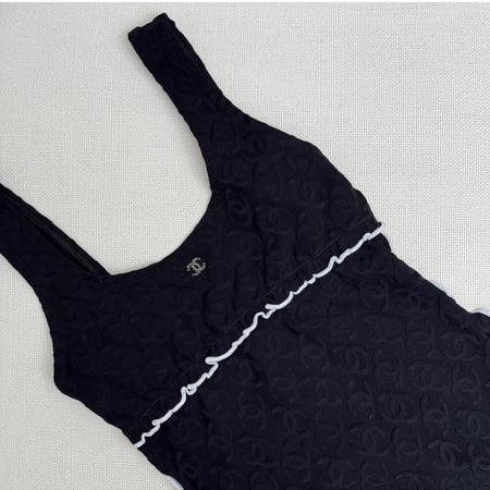 2025 chanel coco beach swimsuit مايوه شانيل أسود شاطئ كوكو بيتش