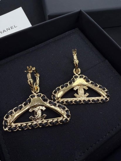 chanel hangers earrings أقراط شانيل علاقة ذهبي كريستالي جلد