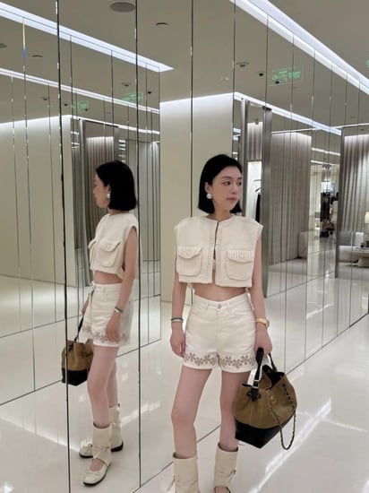 Chanel white vest with buckets 2025 جيليه شانيل أوف وايت بجيوب أمامية