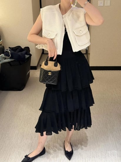 Chanel white vest with buckets 2025 جيليه شانيل أوف وايت بجيوب أمامية