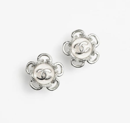 CHANEL STUD WHITE EARRINGS 2024 أقراط شانيل حلق فضي أبيض لؤلئي