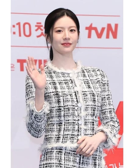 2025 CHANEL TWEED FEATHERS JACKET  جاكيت شانيل تويد ريش أبيض أسود