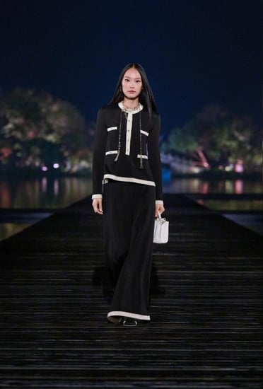 2025 كنزة شانيل بلوفر أسود بيج صوف CHANEL METIERS DART PULLOVER
