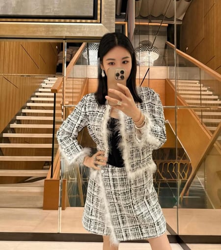 2025 CHANEL TWEED FEATHERS JACKET  جاكيت شانيل تويد ريش أبيض أسود
