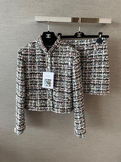 2026 سترة شانيل جاكيت تويد رمادي مقلم مطرز  Chanel gray tweed jacket
