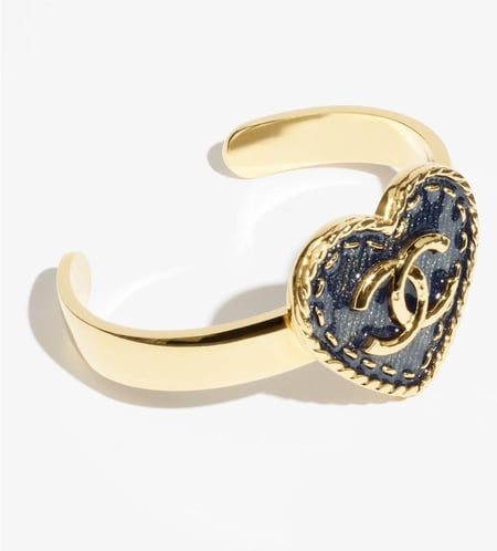 2024 سوار شانيل عريض ذهبي على شكل قلب ازرق