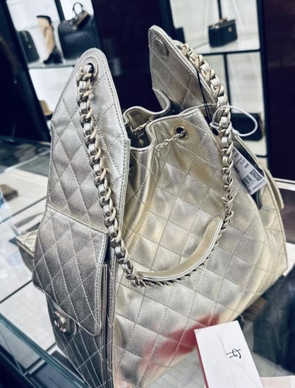 THE CHANEL 25 SILVER HANDBAG CHANEL 25 حقيبة شانيل جلد فضي هاردوير فضي
