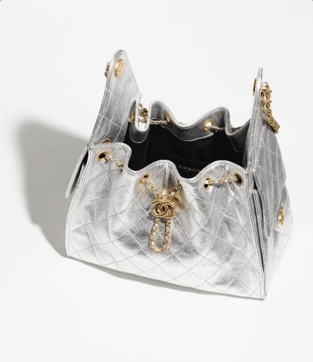 THE CHANEL 25 SILVER HANDBAG CHANEL 25 حقيبة شانيل جلد فضي معدن ذهبي