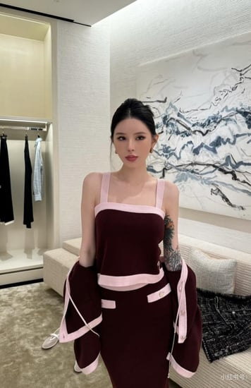 2025 تنورة شانيل برغندي وردي CHANEL BURGUNDY PINK SKIRT