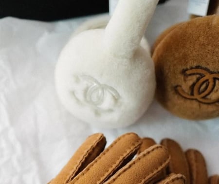 واقي أذن شانيل شتوي أبيض