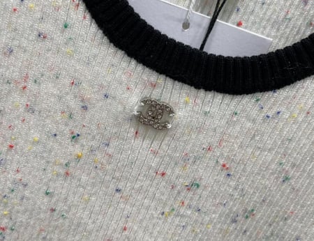 2025 CHANEL METIER قميص شانيل توب بأكمام قصيرة أبيض و أسود ميتيه دي ار