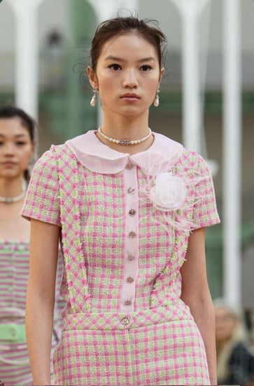 2025 قميص شانيل توب تويد وردي أخضر فاتح أزرار CHANEL PINK TWEED TOP