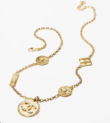 CHANEL GOLD NECKLACE 2025 قلادة شانيل طويلة معدن ذهبي بشعارات لوقو