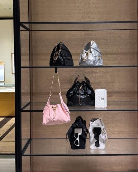 THE CHANEL 25 HANDBAG CHANEL 25 حقيبة يد شانيل شنطة جلد أسود