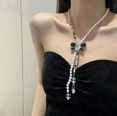2024 قلادة اكسسوار بخرز بارز باللون الاسود و حجر الكريستال المتلألئ