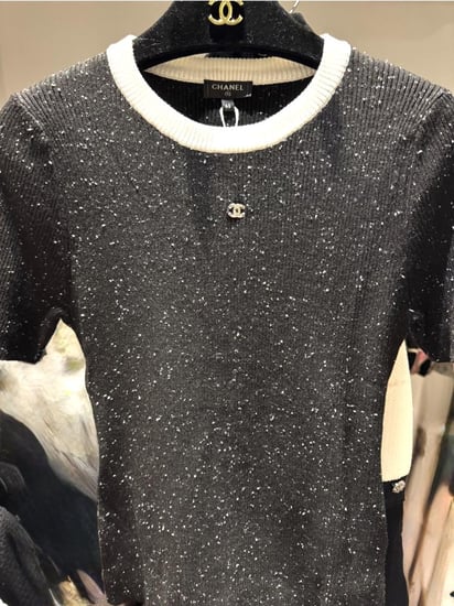 2025 CHANEL METIER قميص شانيل توب بأكمام قصيرة أبيض و أسود ميتيه دي ار
