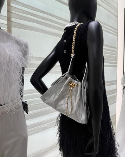 THE CHANEL 25 SILVER HANDBAG CHANEL 25 حقيبة شانيل جلد فضي معدن ذهبي