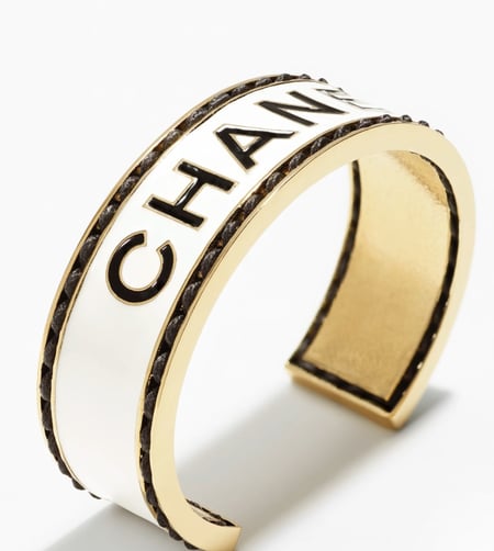 2024 شانيل سوار عريض ذهبي و ابيض