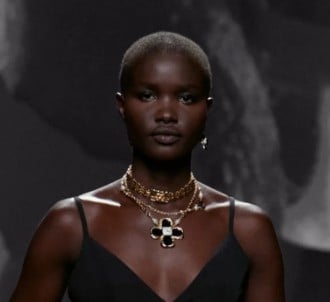 2024 قلادة شانيل بسلسال معدن راتنج ذهبي أسود لامع مستوحى من زهرة الكاميليا المشرقة