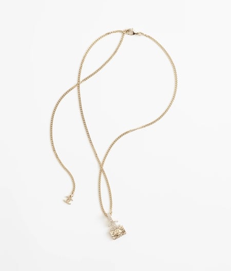 2024 قلادة شانيل سلسال ذهبي بدلاية يتوسطها حقيبة شانيل مطعمة بكرستال