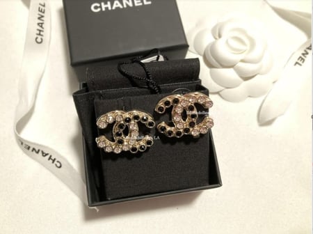 2024 اقراط شانيل غلق ذهبي بمسمار كرستال اسود وابيض