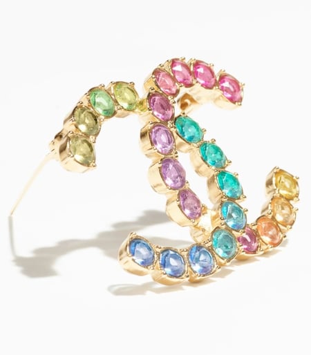 2024 شانيل بروش معدن ذهبي مرصع بالكريستال و اللؤلؤ يتوسطة شعار لوقو سي سي ذهبي مرصع بالكرستال الملون