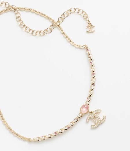 2024 قلادة شانيل بسلسال ذهبي مطعم بلؤلؤة كبيرة وردية متدلي منها شعار لوقو سي سي باللون الذهبي المطعم بالكرستال