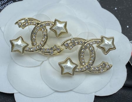 2024 أقراط شانيل مسمار غلق ذهبي على شعار شانيل و نجمتين مرصعة بالكريستال