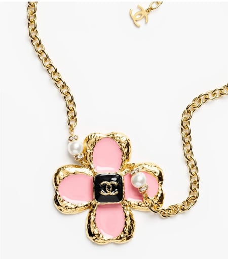 2024 قلادة شانيل بسلسال معدن راتنج ذهبي وردي لامع مستوحى من زهرة الكاميليا المشرقة