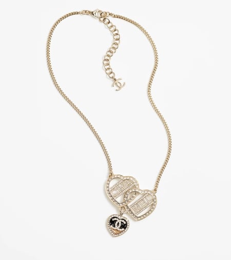 2024 شانيل قلادة سلسال طويل بدلاية فاخرة جدا معدن ستراس بقلبين مدمج بحروف شانيل المرصعه بالكريستالات الفاخرة