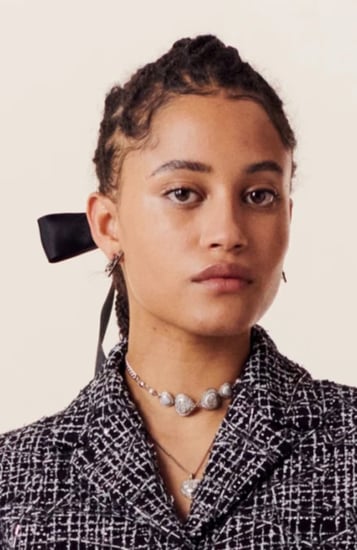 2024 سلسال شانيل لؤلؤي لامع معدن ستراس لوقو سي سي و احرف شانيل المرصعه بالكريستال الفاخر فضي لؤلؤي كرستالي