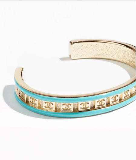 2024 شانيل سوار ذهبي و اخضر