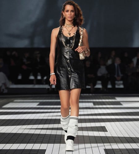 2024 غطاء ارجل بشعار شانيل ابيض