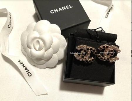 2024 اقراط شانيل غلق ذهبي بمسمار كرستال اسود وابيض