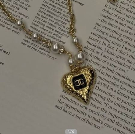 2024 شانيل سلسال لؤلؤي على شكل قلب ذهبي اسود