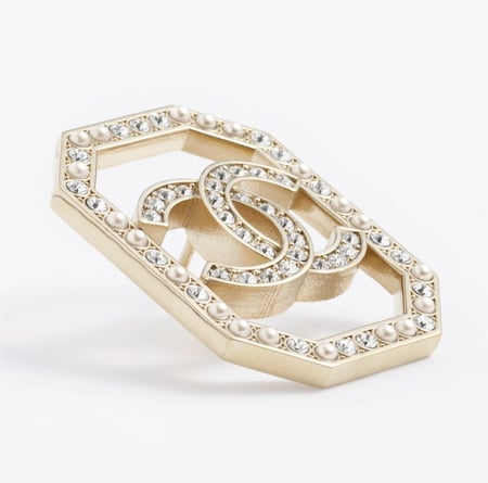 2024 شانيل بروش معدن ذهبي لألئ مرصع بالكريستال و اللؤلؤ يتوسطة شعار لوقو سي سي ذهبي مرصع بالكرستال