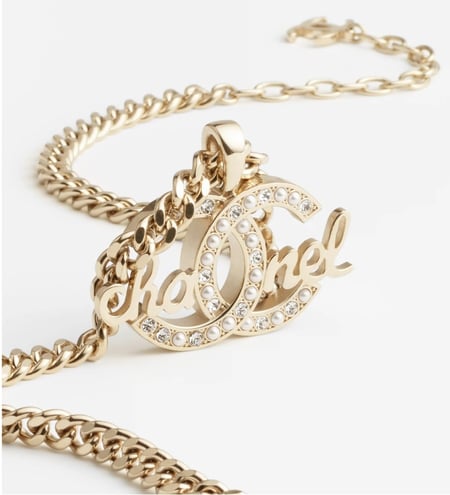 2024 قلادة شانيل سلسال ذهبي بدلاية يتوسطها حروف كلمة شانيل مطعم بكرستال مسطرة داخل شعار لوقو شانيل