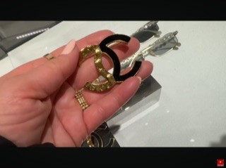 2024 بروش شانيل ذهبي أسود