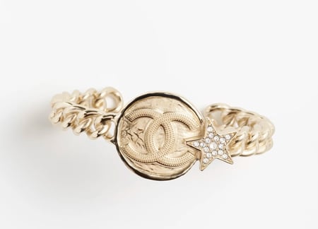 2024 شانيل سوار ملتوي على شكل دائرة  بشعار شانيل منحوت بجانبها نجمة مرصعه بالكريستالات الفاخرة