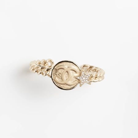 2024 شانيل سوار ملتوي على شكل دائرة  بشعار شانيل منحوت بجانبها نجمة مرصعه بالكريستالات الفاخرة