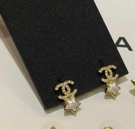 2024 أقراط شانيل مسمار غلق ذهبي على شكل نجمة مرصعة بالكريستال