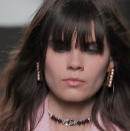 2024 اقراط شانيل بدلاية محفور بكتابة شانيل من الجانب ومرصع بفصوص اللؤلؤ الابيض