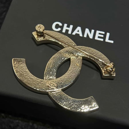 CHANEL PINK GOLD BROOCH 2025 بروش شانيل ذهبي وردي