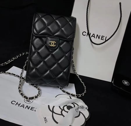 حامل هاتف شانيل للنساء بلون أسود بشعار ذهبي بسلسلة