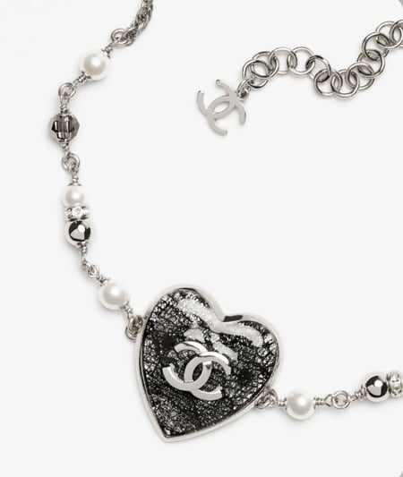 2025 قلادة شانيل شوكر معدن دانتيل فضي أسود CHANEL SILVER BLACK CHOKER
