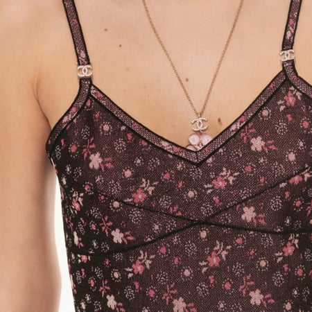 2024 قميص شانيل قصير مع سيور مرصعة بكرستال Chanel top