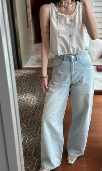 2025 توب شانيل أبيض بطبعات لوقو و لؤلؤ Chanel 25P white pearls blouse