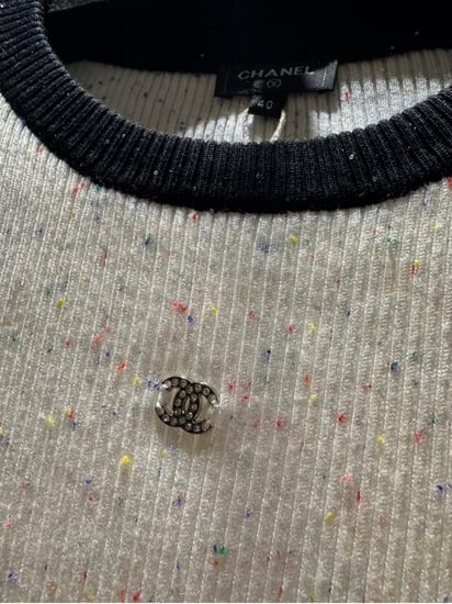 2025 CHANEL METIER قميص شانيل توب بأكمام قصيرة أبيض و أسود ميتيه دي ار