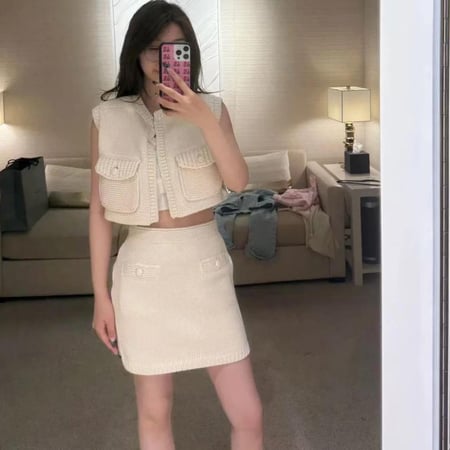Chanel white vest with buckets 2025 جيليه شانيل أوف وايت بجيوب أمامية